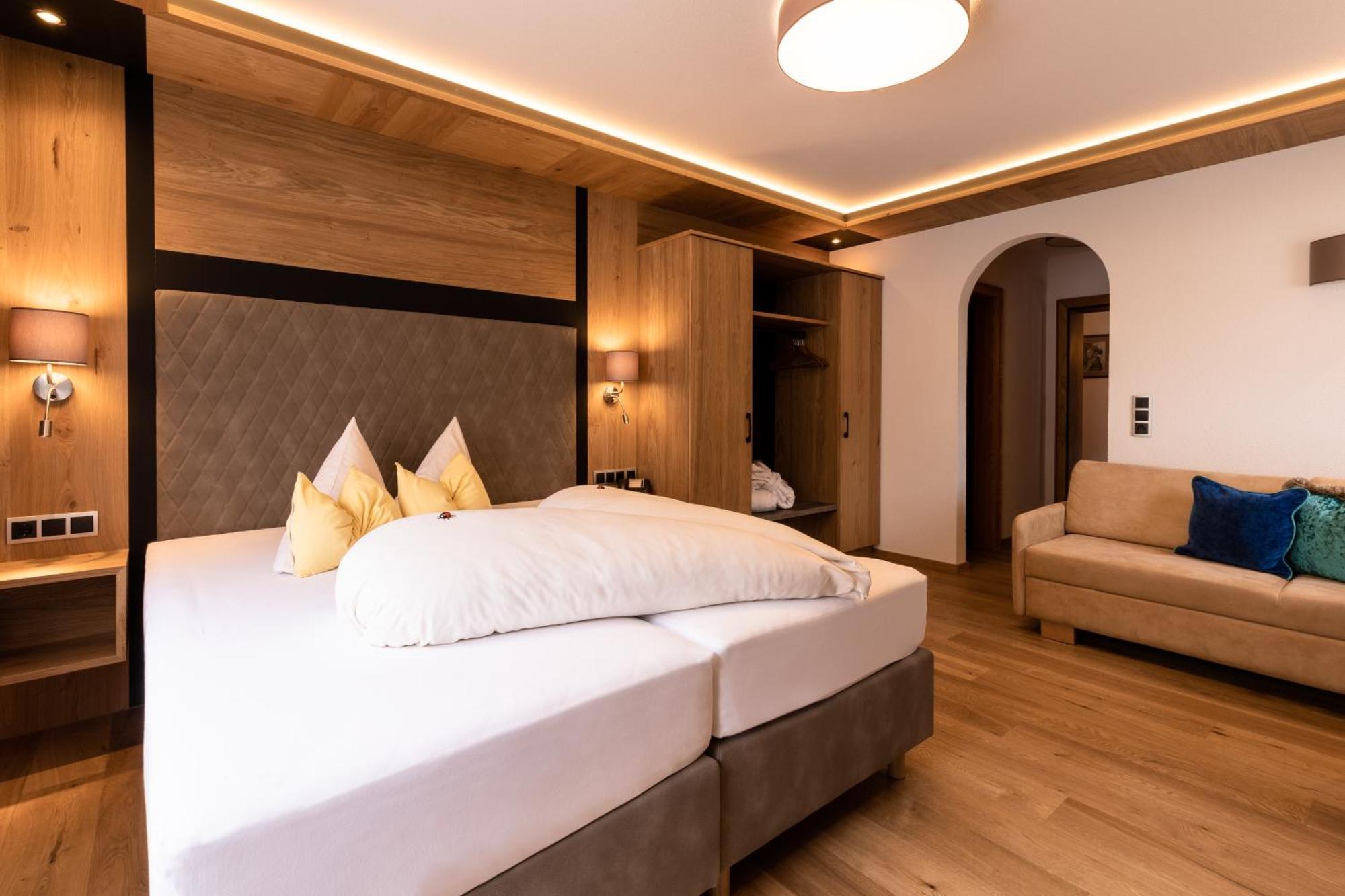 Schlosshof 4*