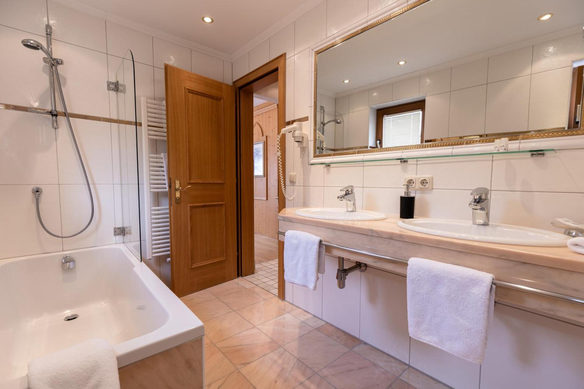 Schlosshof Hotel 4*
